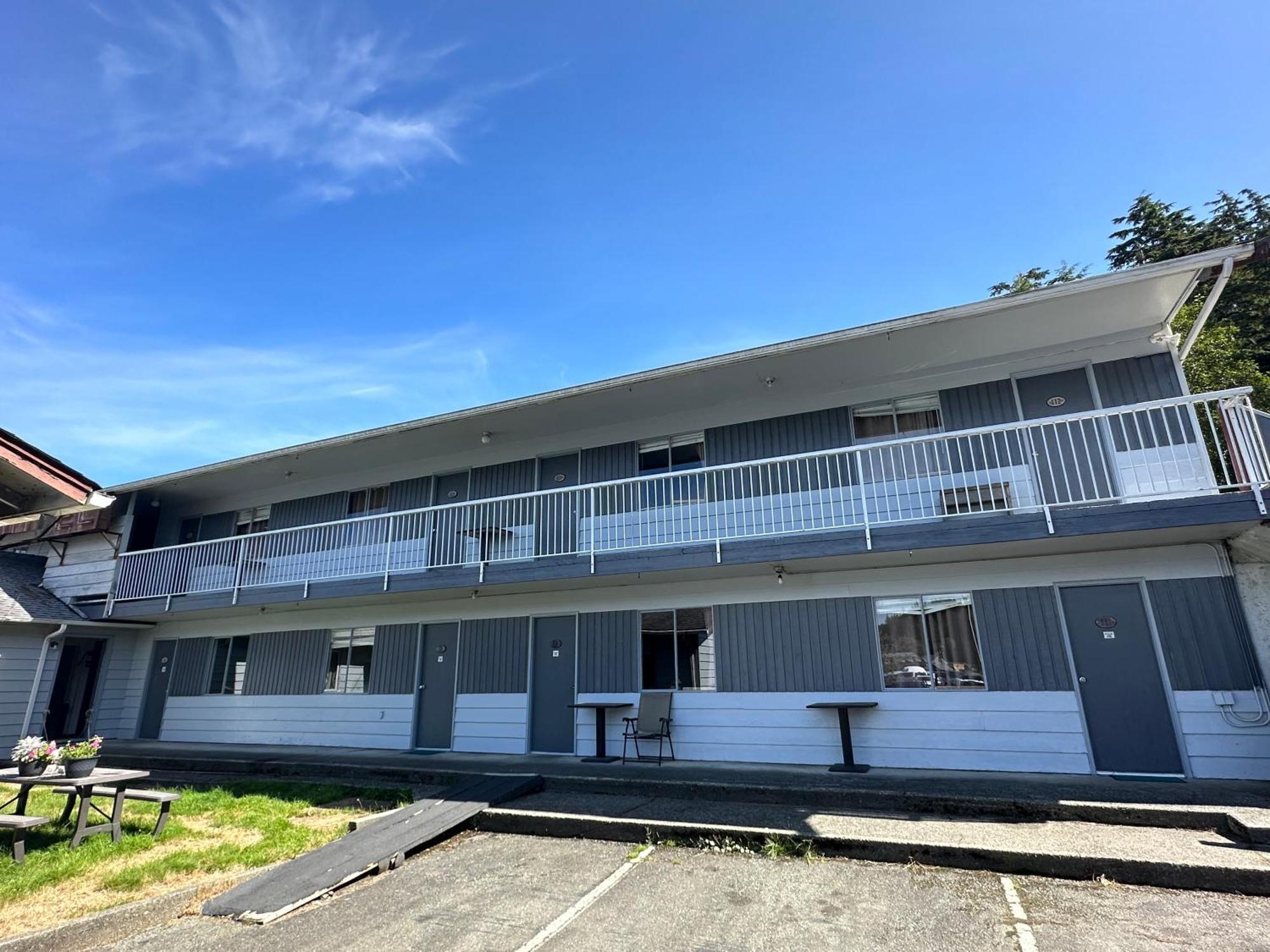 Island West Resort-Motel Юклулет Экстерьер фото