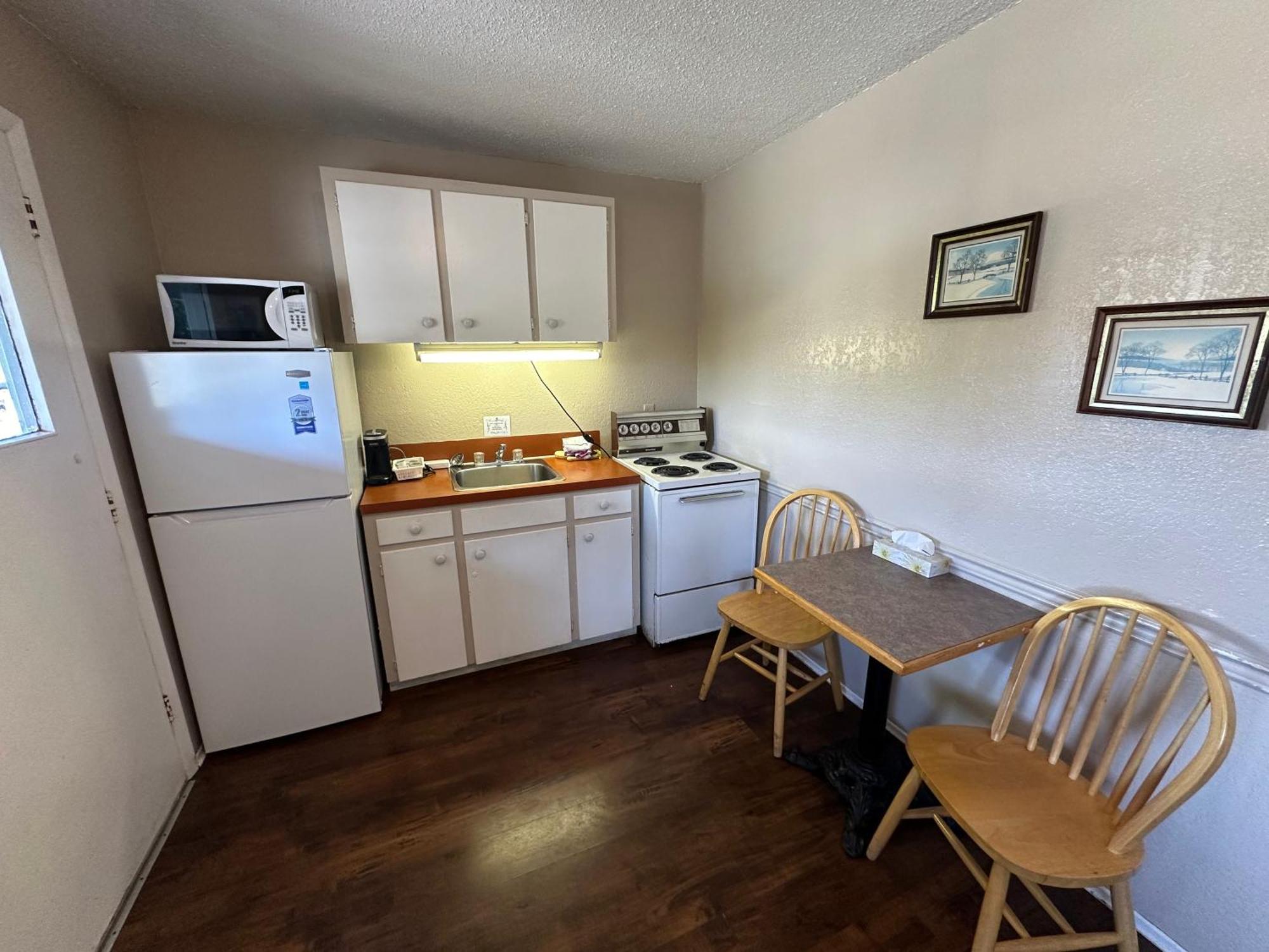 Island West Resort-Motel Юклулет Номер фото