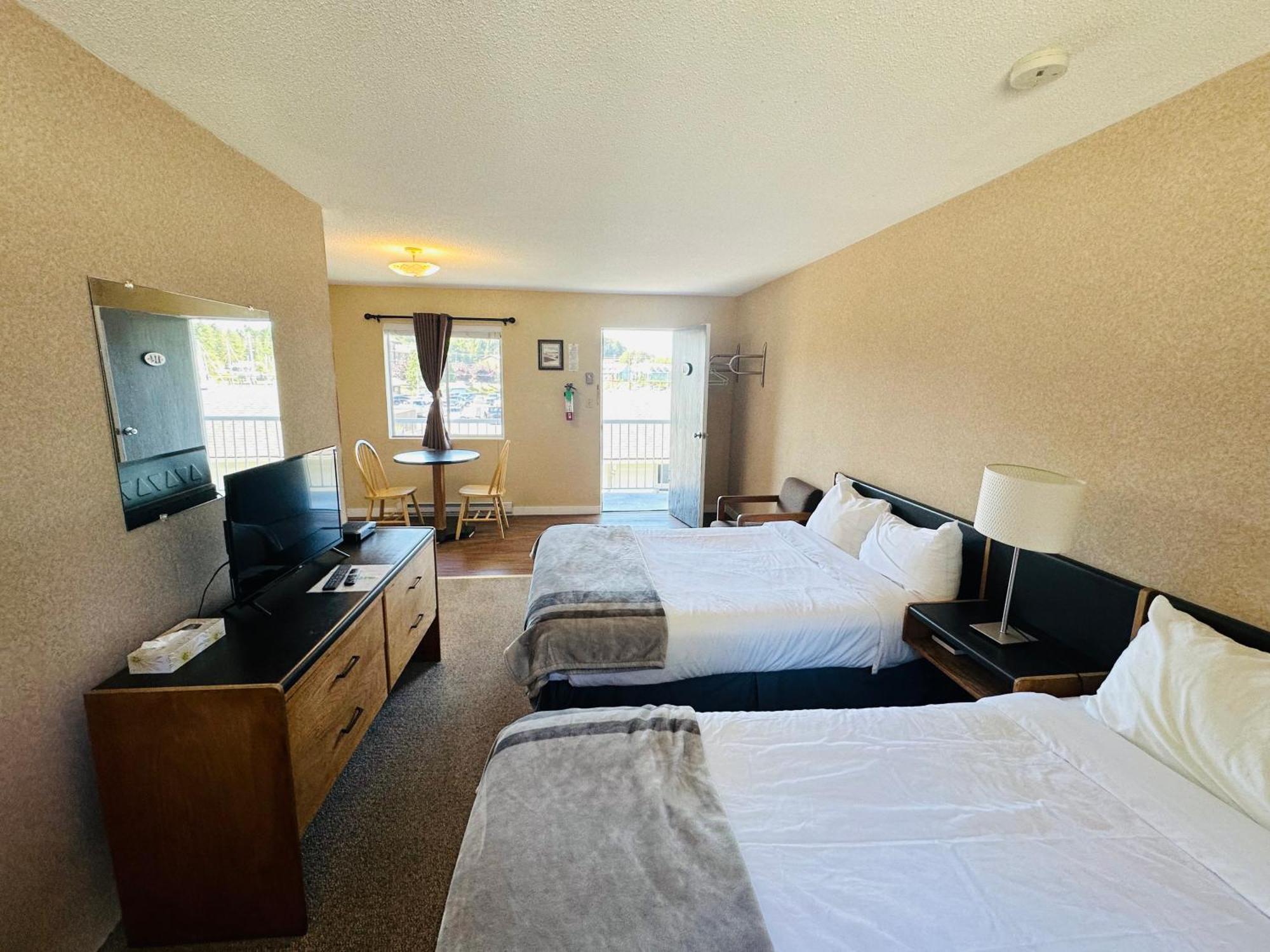 Island West Resort-Motel Юклулет Экстерьер фото
