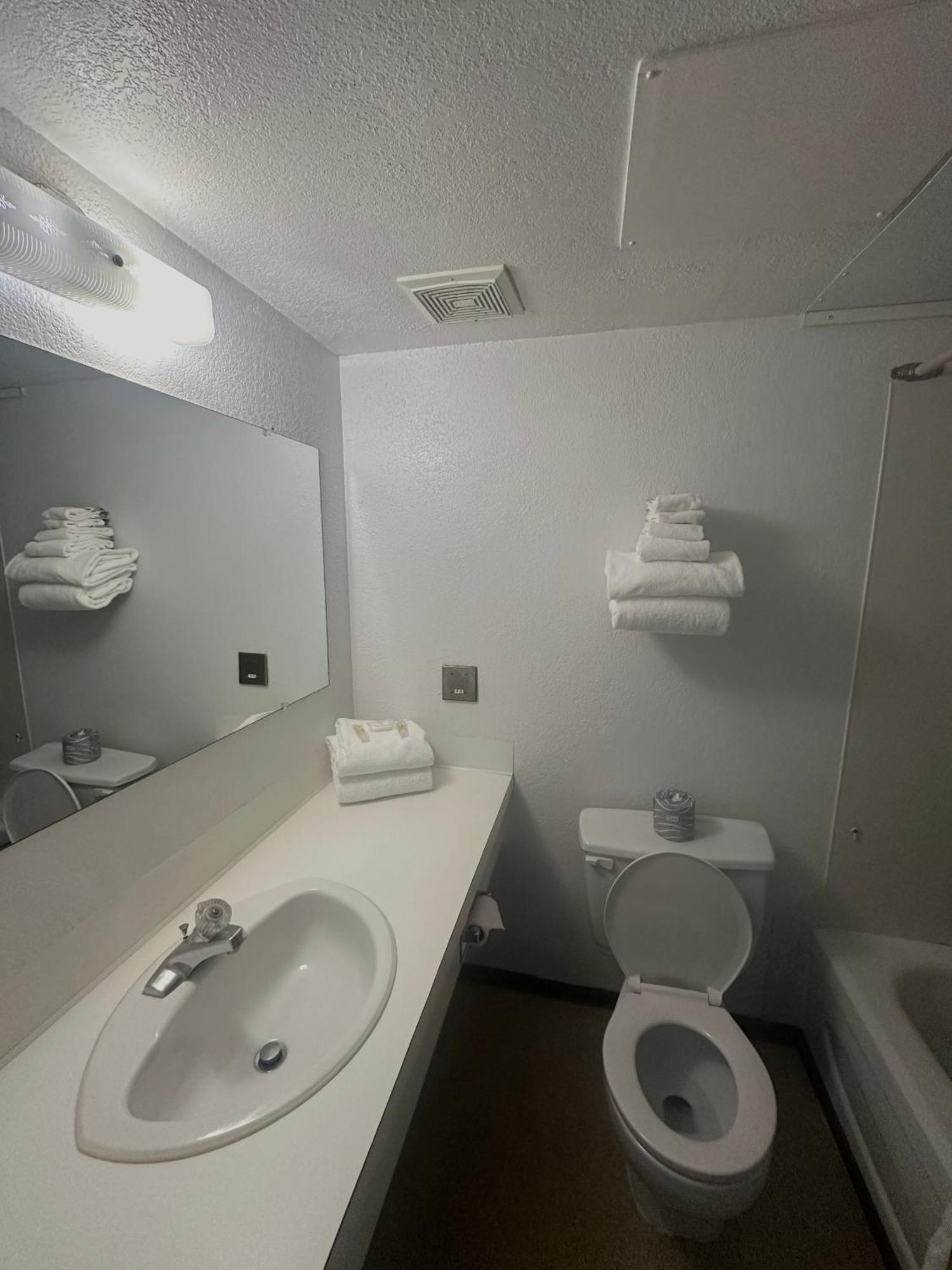 Island West Resort-Motel Юклулет Номер фото