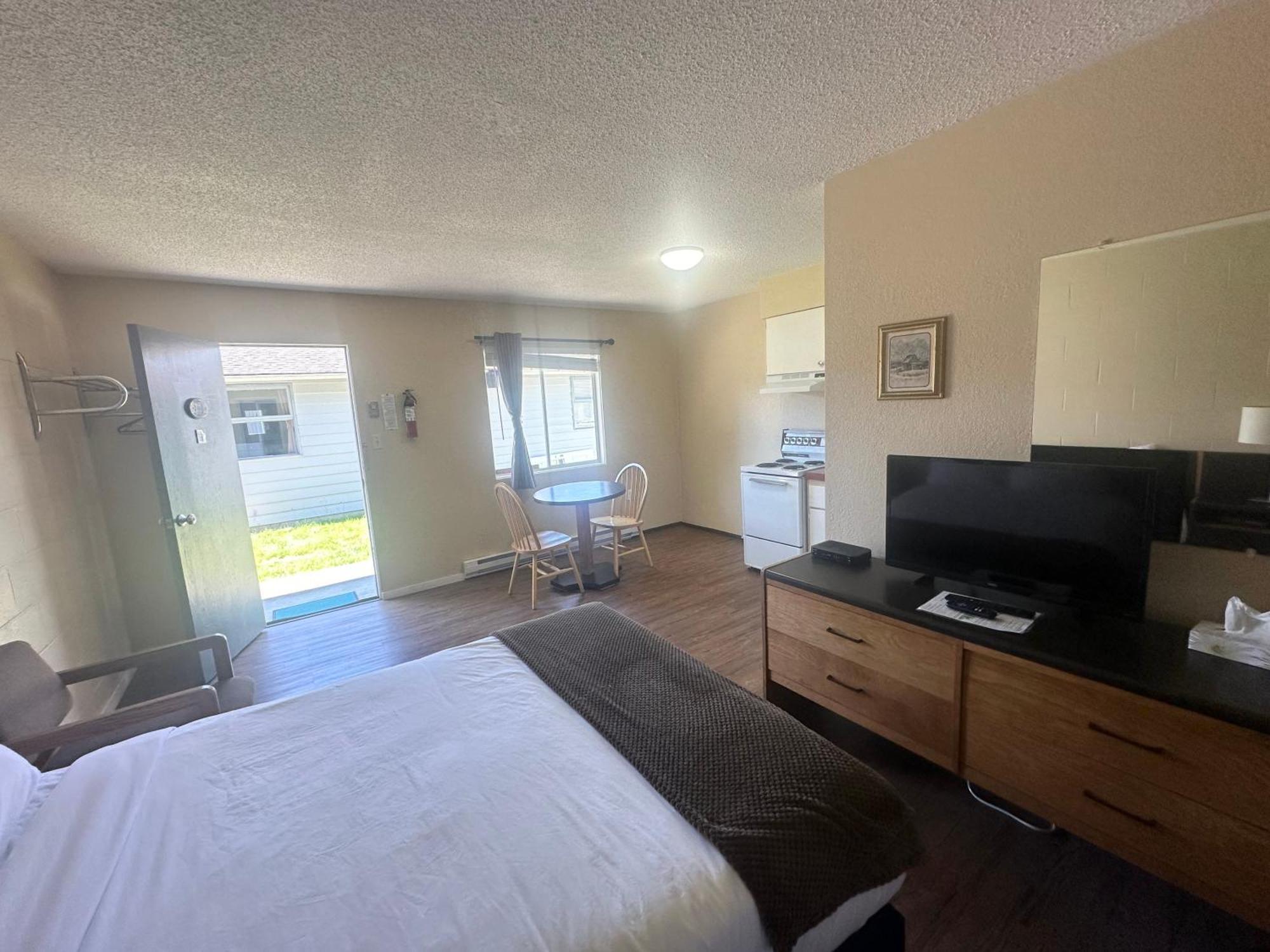 Island West Resort-Motel Юклулет Номер фото