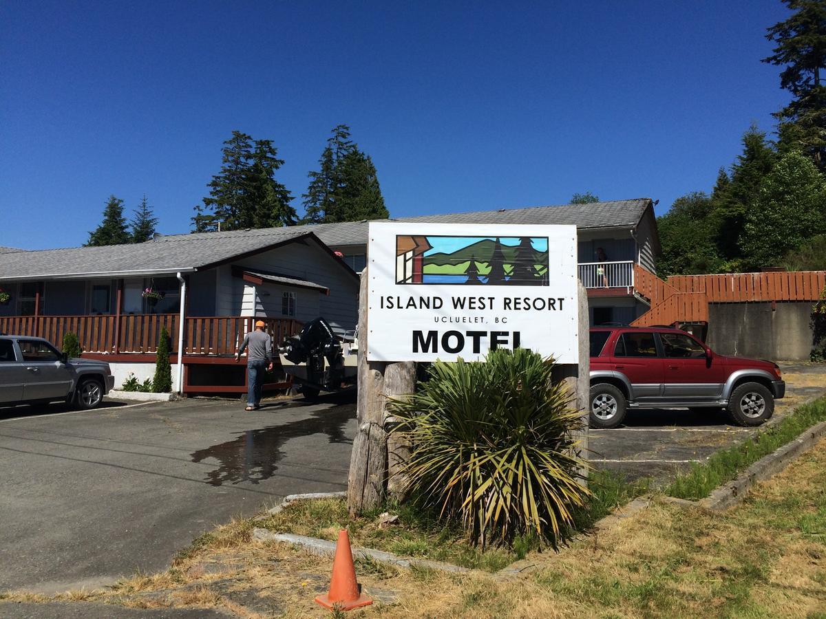 Island West Resort-Motel Юклулет Экстерьер фото